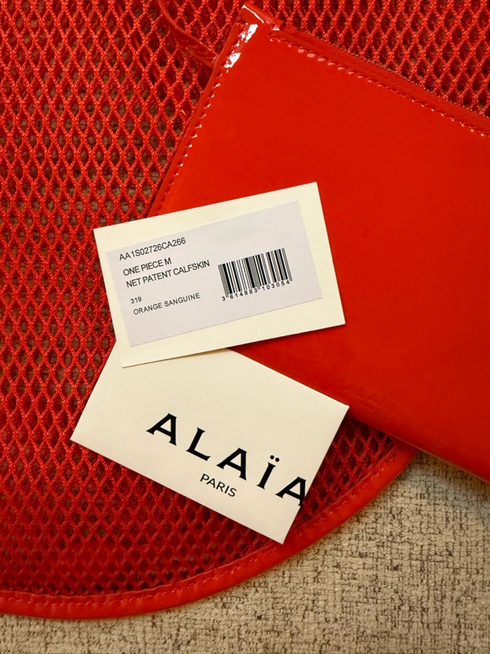 Alaïa Red Mesh Shoulder Tote with Glossy Pouch - Picture 4 of 4